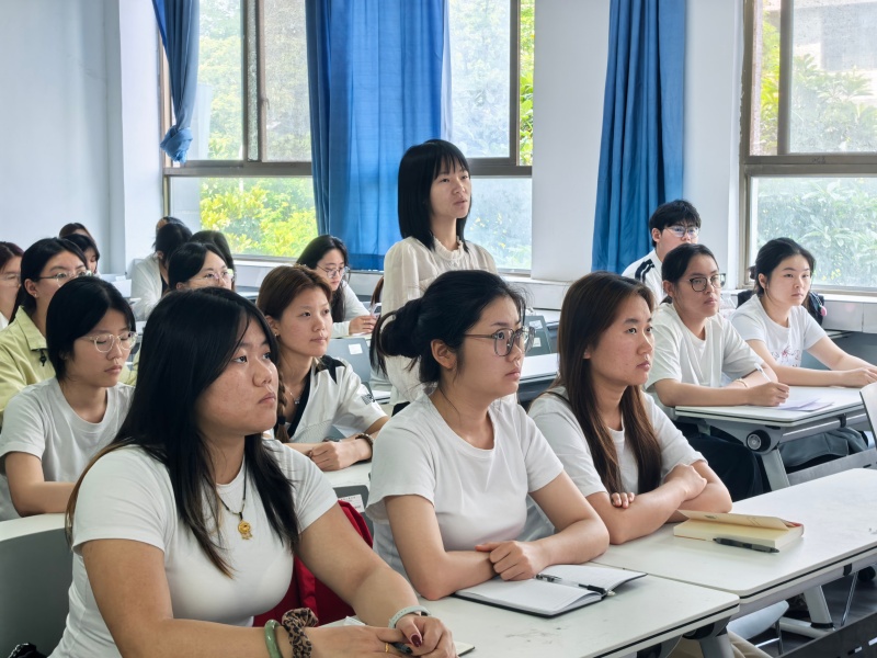 总结发言.jpg 总结发言.jpg